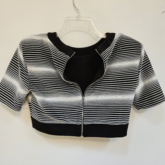 Elliatt NWT M expression monochrome stripe crop top black/white Back Zip - Picture 4 of 9